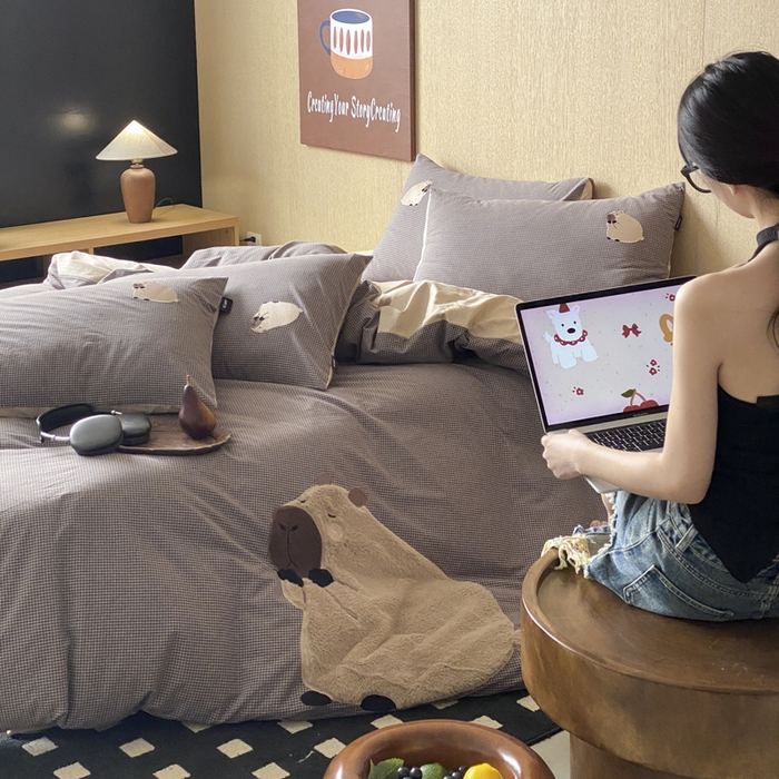 91家纺网 家纺一手货源 找家纺 卡姿家纺 2026春夏全棉萌趣气质大贴布系列四件套— 第一季 卡皮巴拉