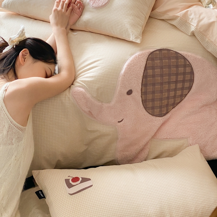 91家纺网 家纺一手货源 找家纺 卡姿家纺 2026春夏全棉萌趣气质大贴布系列四件套— 第一季 小粉象-卡其格