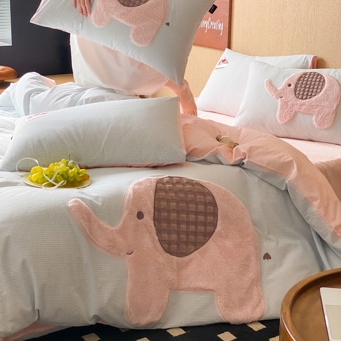 91家纺网 家纺一手货源 找家纺 卡姿家纺 2026春夏全棉萌趣气质大贴布系列四件套— 第一季 小粉象-蓝格