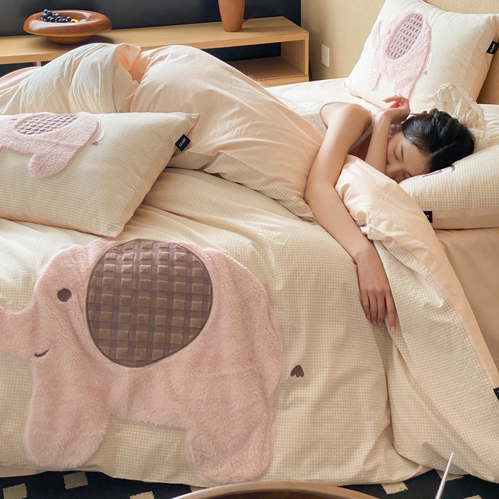 91家纺网 家纺一手货源 找家纺 卡姿家纺 2026春夏全棉萌趣气质大贴布系列四件套— 第一季 小粉象-卡其格