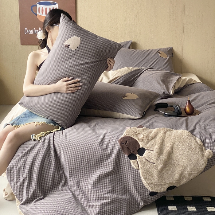 91家纺网 家纺一手货源 找家纺 卡姿家纺 2026春夏全棉萌趣气质大贴布系列四件套— 第一季 卡皮巴拉