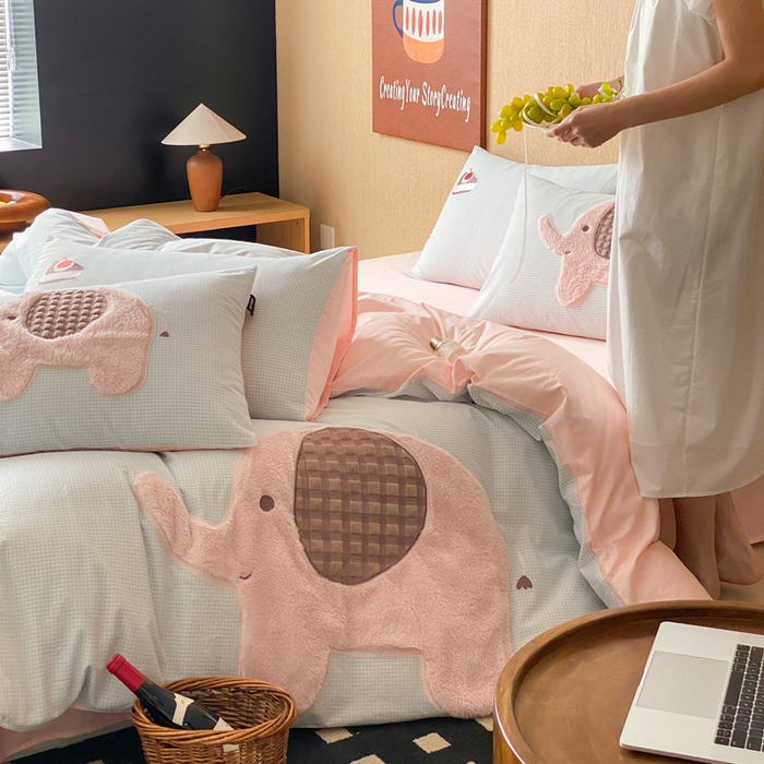 91家纺网 家纺一手货源 找家纺 卡姿家纺 2026春夏全棉萌趣气质大贴布系列四件套— 第一季 小粉象-蓝格