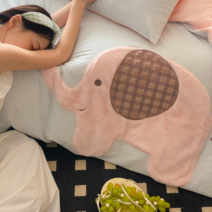 91家纺网 家纺一手货源 找家纺 卡姿家纺 2026春夏全棉萌趣气质大贴布系列四件套— 第一季 小粉象-蓝格