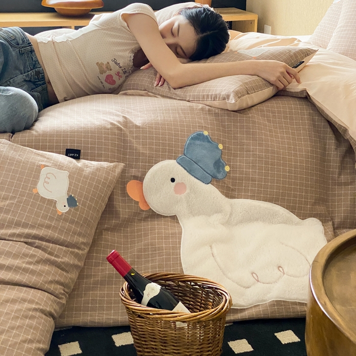 91家纺网 家纺一手货源 找家纺 卡姿家纺 2026春夏全棉萌趣气质大贴布系列四件套— 第一季 大鹅