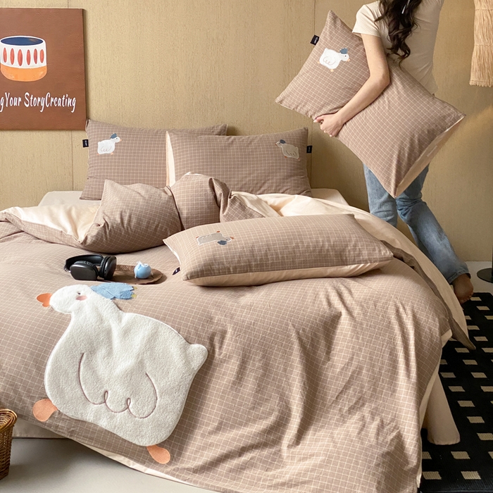 91家纺网 家纺一手货源 找家纺 卡姿家纺 2026春夏全棉萌趣气质大贴布系列四件套— 第一季 大鹅