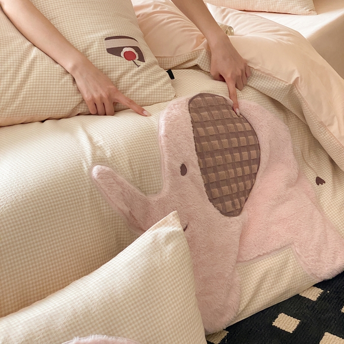 91家纺网 家纺一手货源 找家纺 卡姿家纺 2026春夏全棉萌趣气质大贴布系列四件套— 第一季 小粉象-卡其格