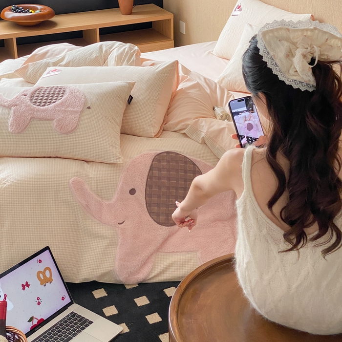 91家纺网 家纺一手货源 找家纺 卡姿家纺 2026春夏全棉萌趣气质大贴布系列四件套— 第一季 小粉象-卡其格