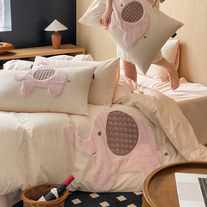 91家纺网 家纺一手货源 找家纺 卡姿家纺 2026春夏全棉萌趣气质大贴布系列四件套— 第一季 小粉象-卡其格