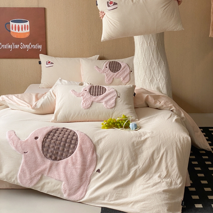 91家纺网 家纺一手货源 找家纺 卡姿家纺 2026春夏全棉萌趣气质大贴布系列四件套— 第一季 小粉象-卡其格