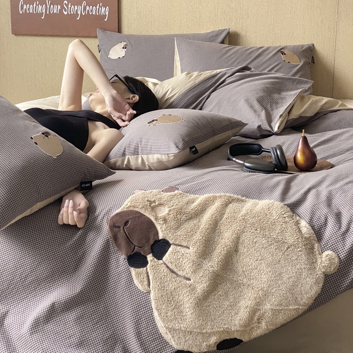 91家纺网 家纺一手货源 找家纺 卡姿家纺 2026春夏全棉萌趣气质大贴布系列四件套— 第一季 卡皮巴拉