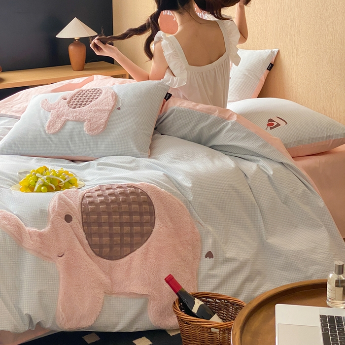 91家纺网 家纺一手货源 找家纺 卡姿家纺 2026春夏全棉萌趣气质大贴布系列四件套— 第一季 小粉象-蓝格