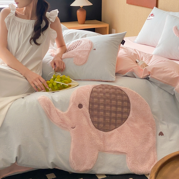 91家纺网 家纺一手货源 找家纺 卡姿家纺 2026春夏全棉萌趣气质大贴布系列四件套— 第一季 小粉象-蓝格