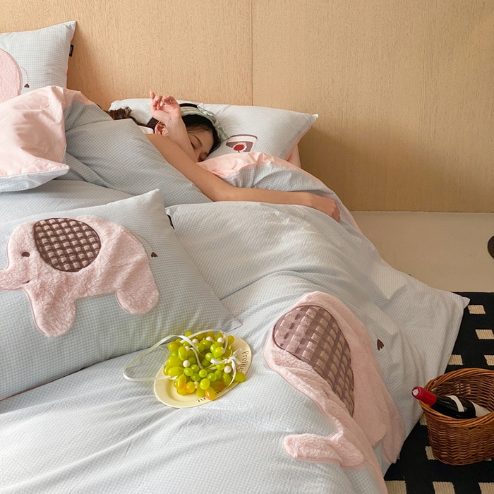 91家纺网 家纺一手货源 找家纺 卡姿家纺 2026春夏全棉萌趣气质大贴布系列四件套— 第一季 小粉象-蓝格