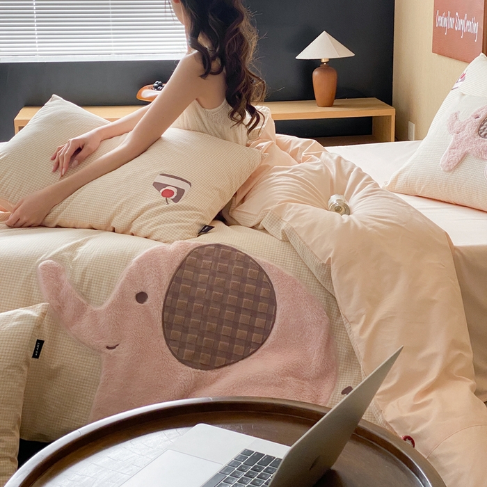 91家纺网 家纺一手货源 找家纺 卡姿家纺 2026春夏全棉萌趣气质大贴布系列四件套— 第一季 小粉象-卡其格