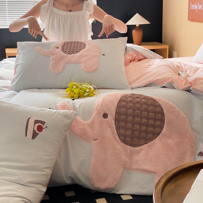 91家纺网 家纺一手货源 找家纺 卡姿家纺 2026春夏全棉萌趣气质大贴布系列四件套— 第一季 小粉象-蓝格