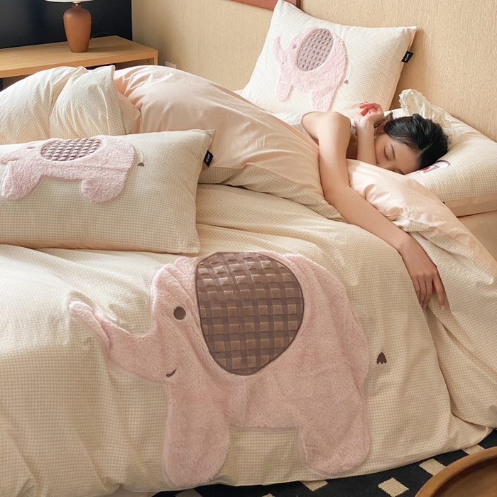 91家纺网 家纺一手货源 找家纺 卡姿家纺 2026春夏全棉萌趣气质大贴布系列四件套— 第一季 小粉象-卡其格