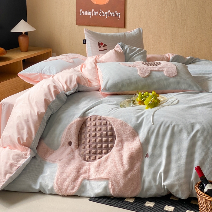 91家纺网 家纺一手货源 找家纺 卡姿家纺 2026春夏全棉萌趣气质大贴布系列四件套— 第一季 小粉象-蓝格