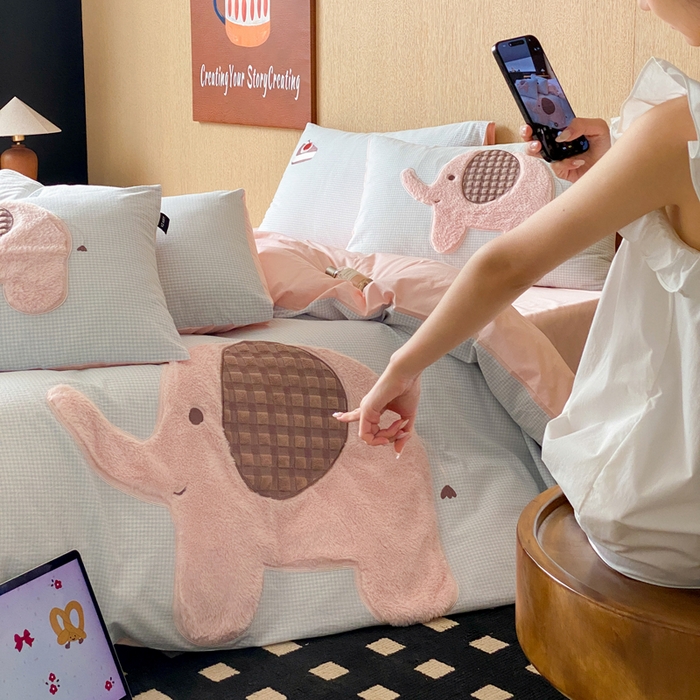 91家纺网 家纺一手货源 找家纺 卡姿家纺 2026春夏全棉萌趣气质大贴布系列四件套— 第一季 小粉象-蓝格