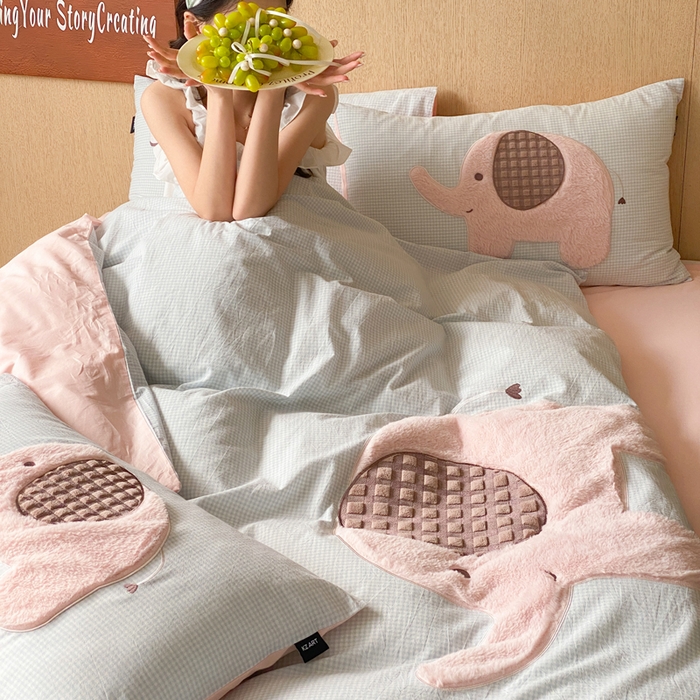 91家纺网 家纺一手货源 找家纺 卡姿家纺 2026春夏全棉萌趣气质大贴布系列四件套— 第一季 小粉象-蓝格