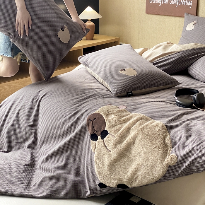 91家纺网 家纺一手货源 找家纺 卡姿家纺 2026春夏全棉萌趣气质大贴布系列四件套— 第一季 卡皮巴拉