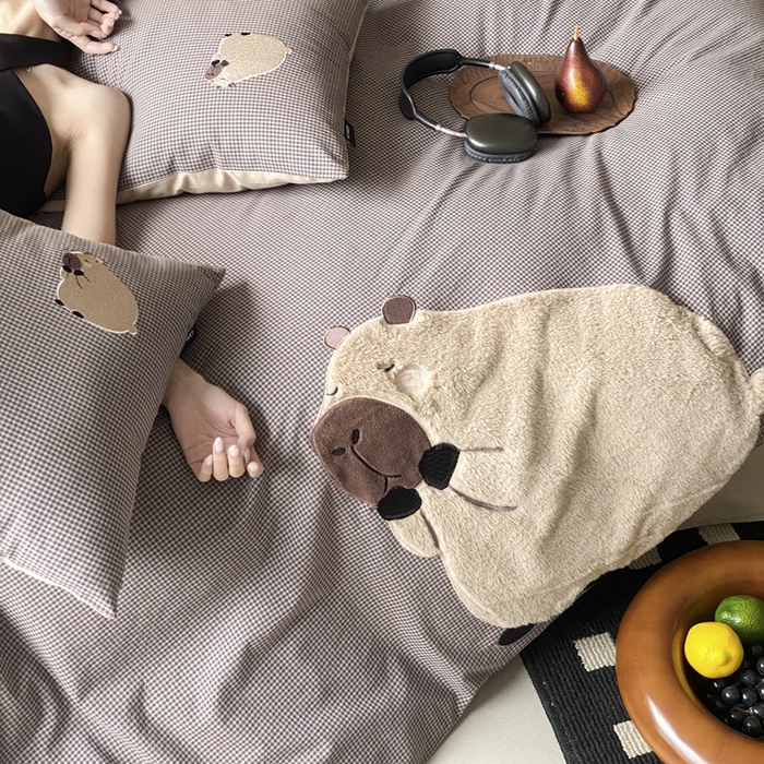 91家纺网 家纺一手货源 找家纺 卡姿家纺 2026春夏全棉萌趣气质大贴布系列四件套— 第一季 卡皮巴拉