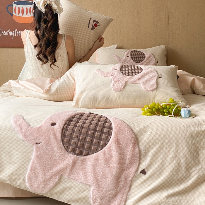 91家纺网 家纺一手货源 找家纺 卡姿家纺 2026春夏全棉萌趣气质大贴布系列四件套— 第一季 小粉象-卡其格