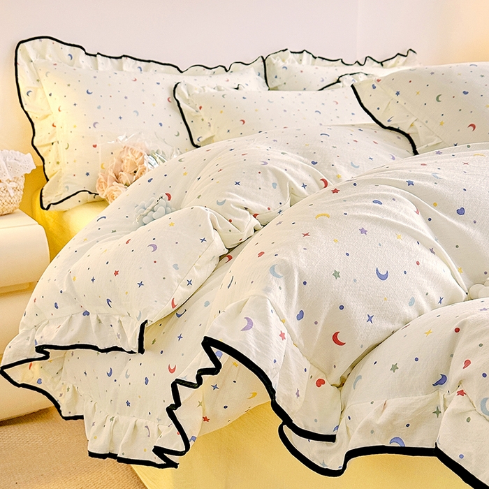 91家纺网 家纺一手货源 找家纺 绘萱家居 2026直播爆款云感皱皱纱双层纱皱皱棉花边四件套印花水洗棉 星月