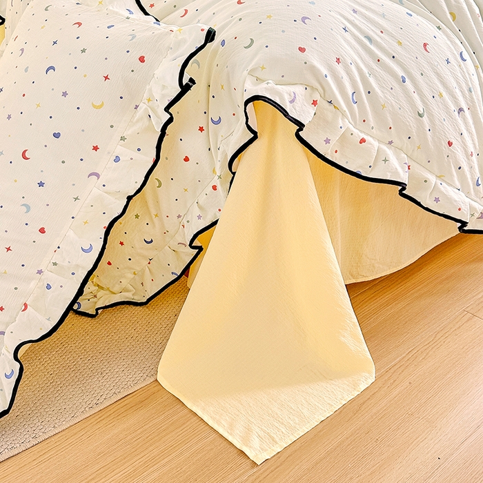 91家纺网 家纺一手货源 找家纺 绘萱家居 2026直播爆款云感皱皱纱双层纱皱皱棉花边四件套印花水洗棉 星月