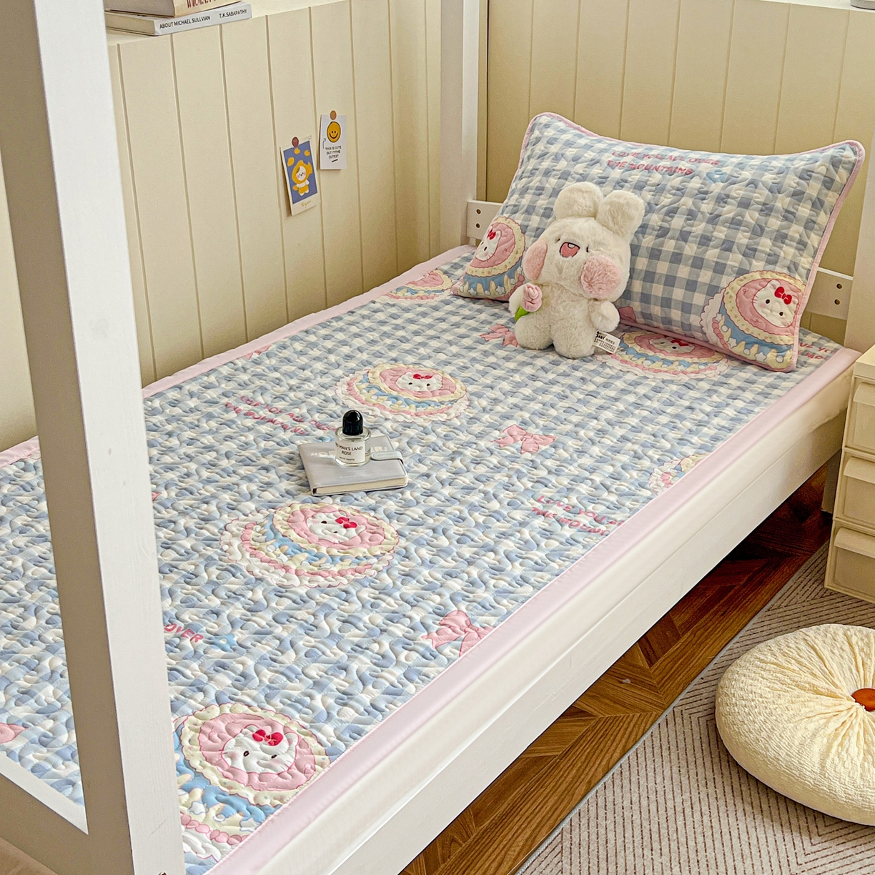 91家纺网 家纺一手货源 找家纺 纽缦家纺 2026春夏新款A类水洗棉夹棉学生床垫 蛋糕蓝格kt