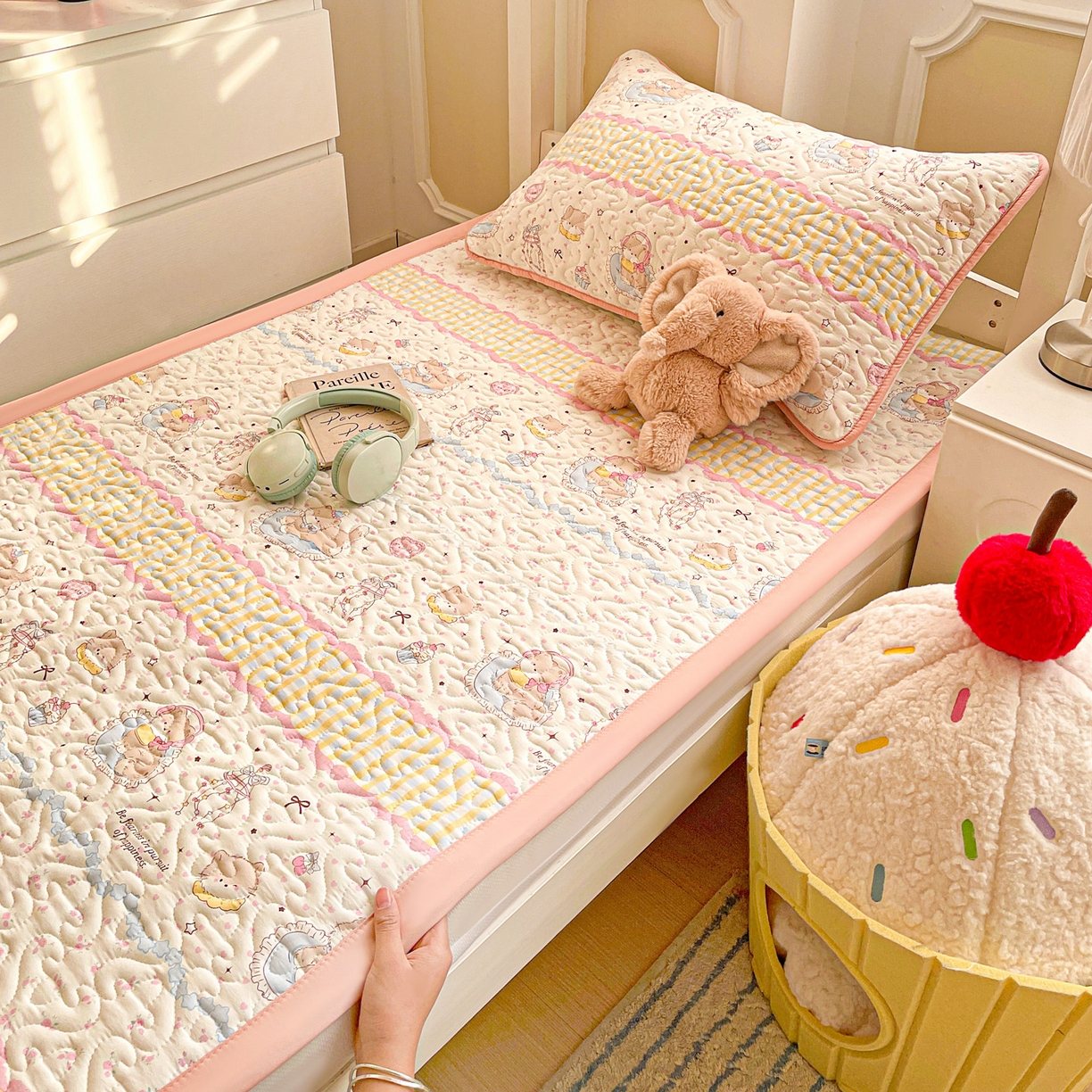 91家纺网 家纺一手货源 找家纺 纽缦家纺 2026春夏新款A类水洗棉夹棉学生床垫 耳机软猫