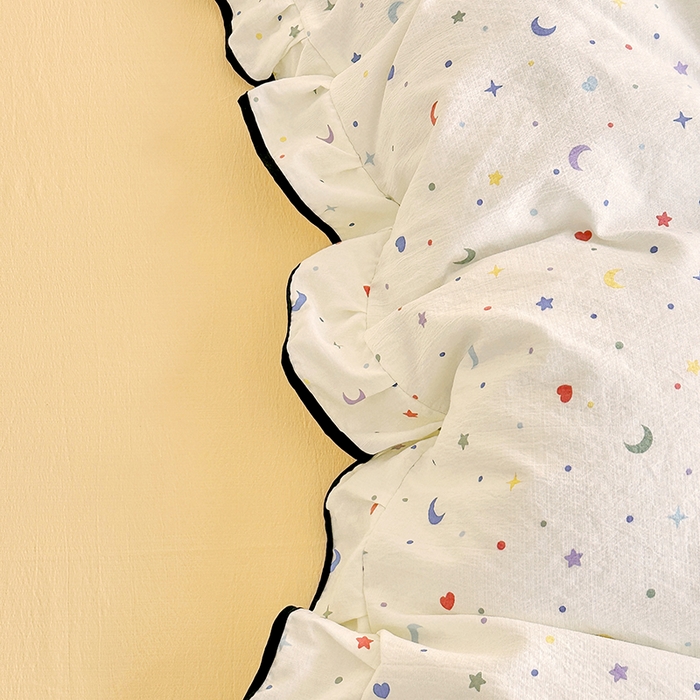 91家纺网 家纺一手货源 找家纺 绘萱家居 2026直播爆款云感皱皱纱双层纱皱皱棉花边四件套印花水洗棉 星月