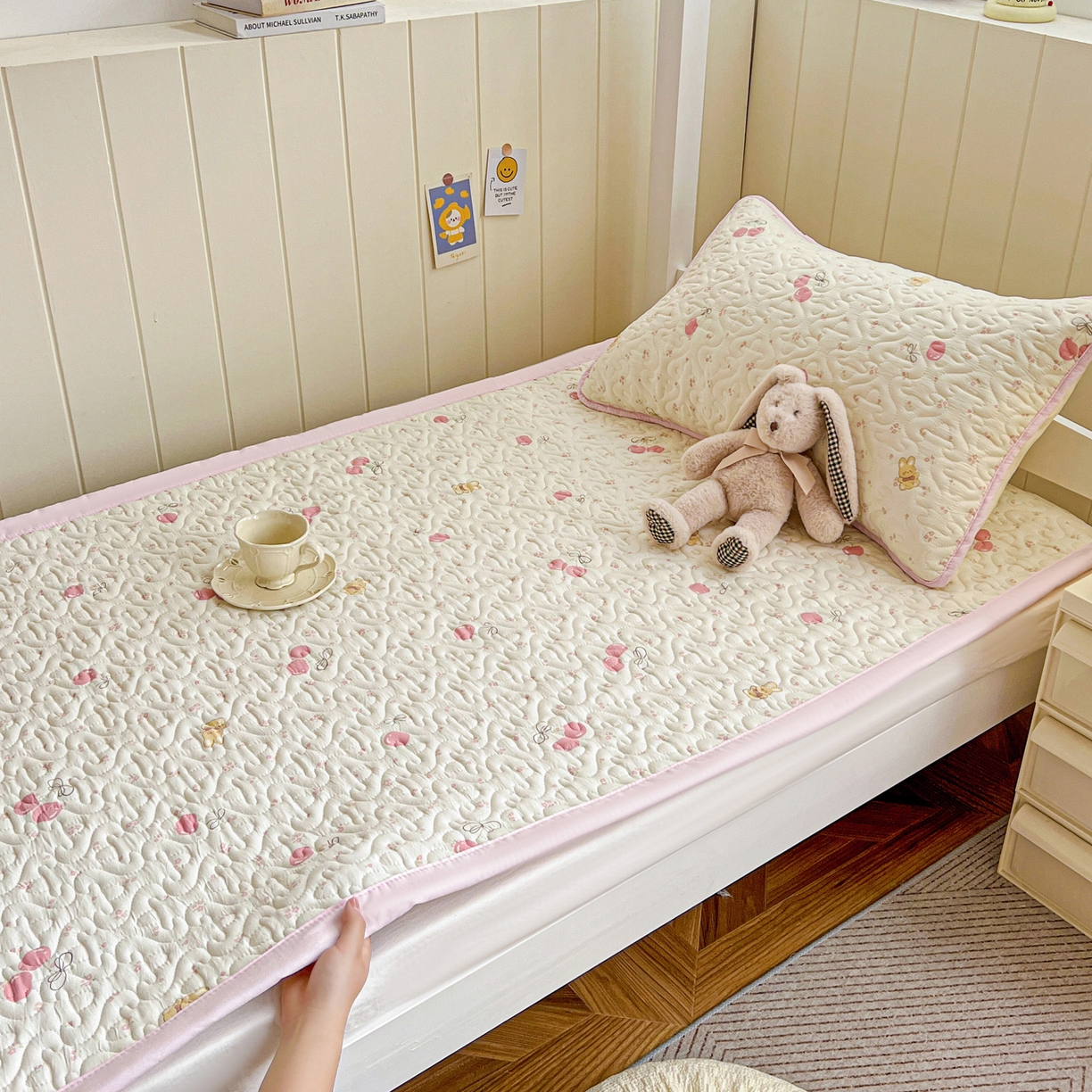 91家纺网 家纺一手货源 找家纺 纽缦家纺 2026春夏新款A类水洗棉夹棉学生床垫 摘樱桃的小熊