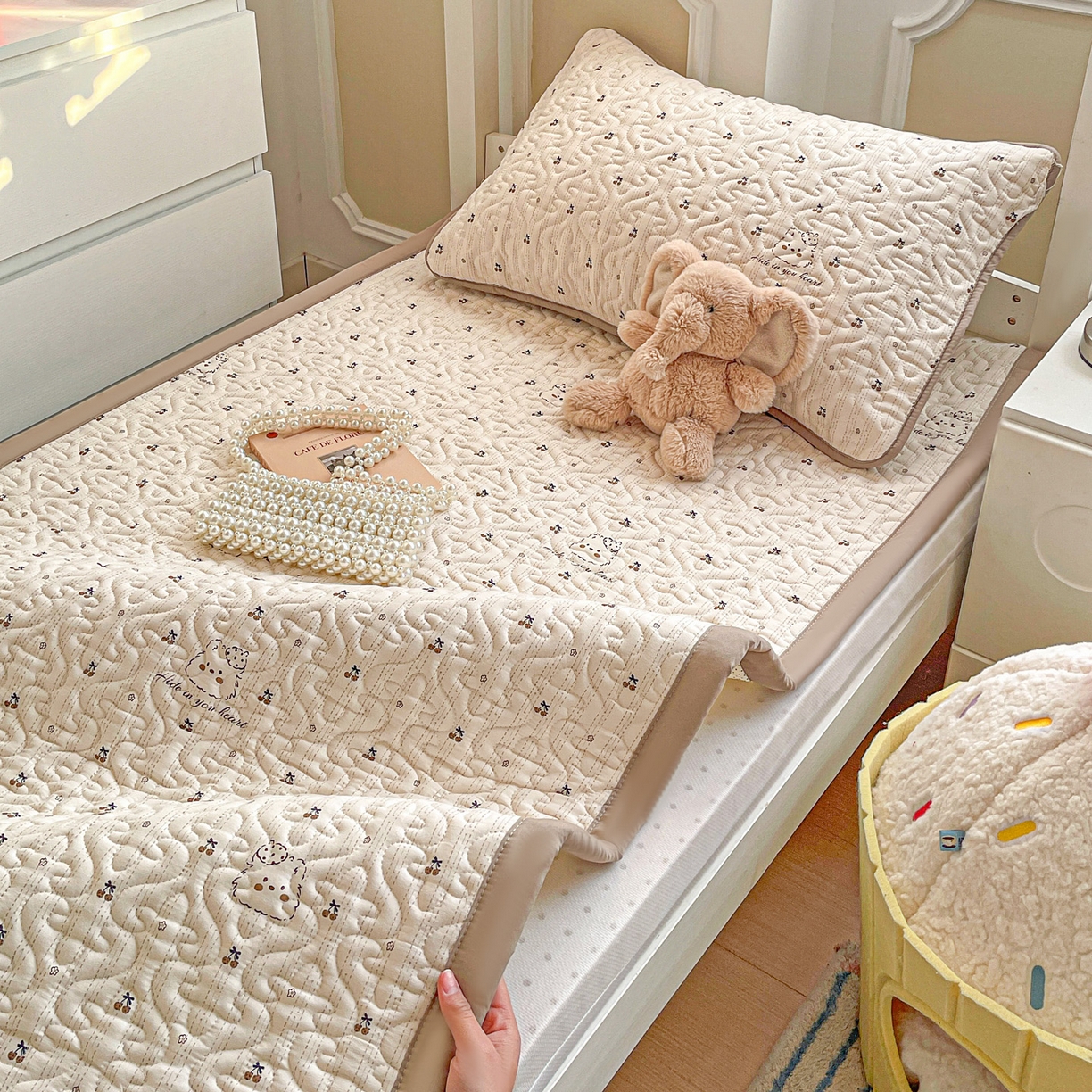 91家纺网 家纺一手货源 找家纺 纽缦家纺 2026春夏新款A类水洗棉夹棉学生床垫 心藏软猫