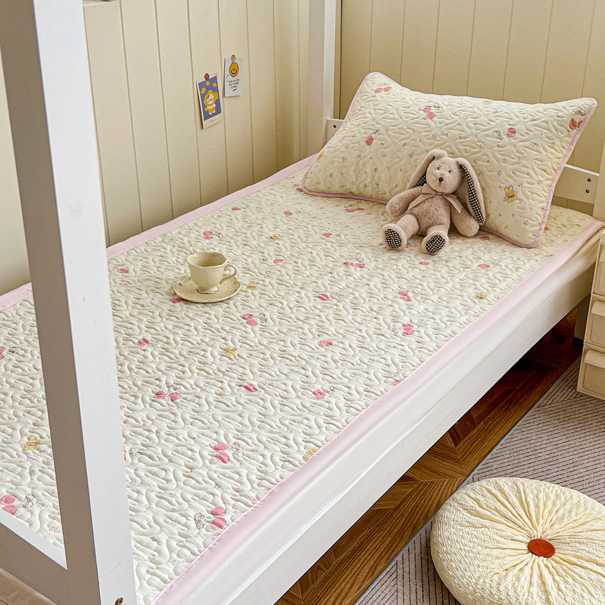 91家纺网 家纺一手货源 找家纺 纽缦家纺 2026春夏新款A类水洗棉夹棉学生床垫 摘樱桃的小熊