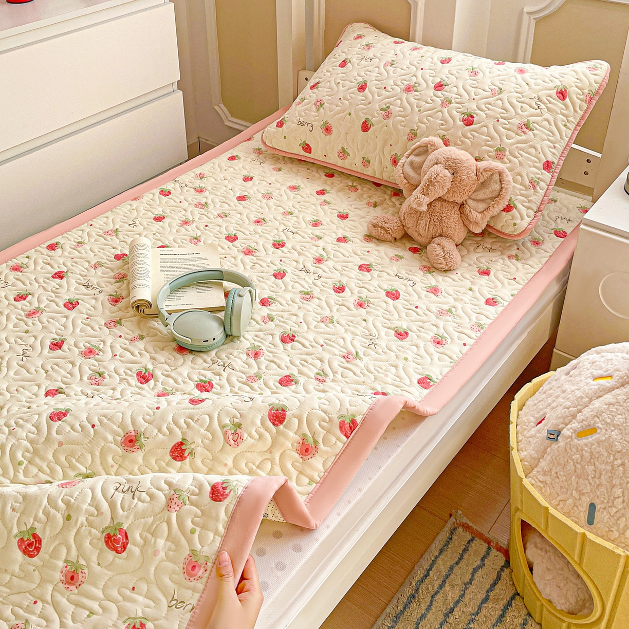 91家纺网 家纺一手货源 找家纺 纽缦家纺 2026春夏新款A类水洗棉夹棉学生床垫 草莓冰