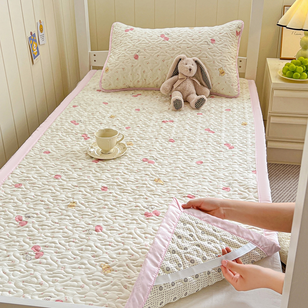 91家纺网 家纺一手货源 找家纺 纽缦家纺 2026春夏新款A类水洗棉夹棉学生床垫 摘樱桃的小熊