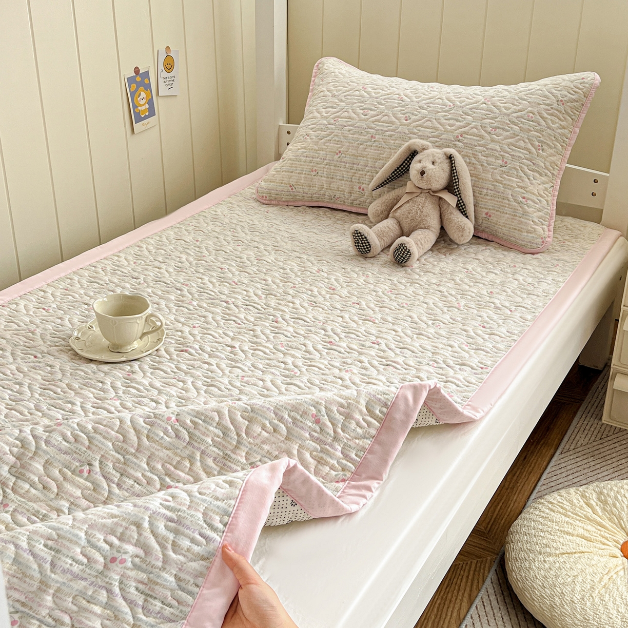 91家纺网 家纺一手货源 找家纺 纽缦家纺 2026春夏新款A类水洗棉夹棉学生床垫 甜樱恋曲