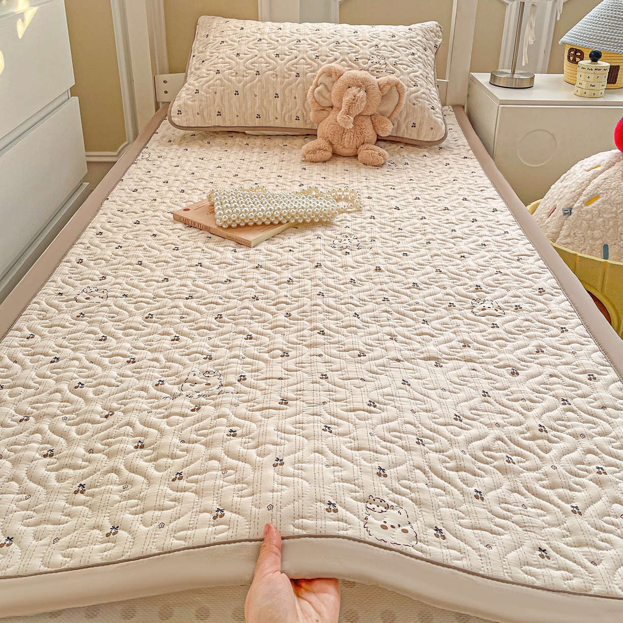 纽缦家纺 2026春夏新款A类水洗棉夹棉学生床垫 心藏软猫