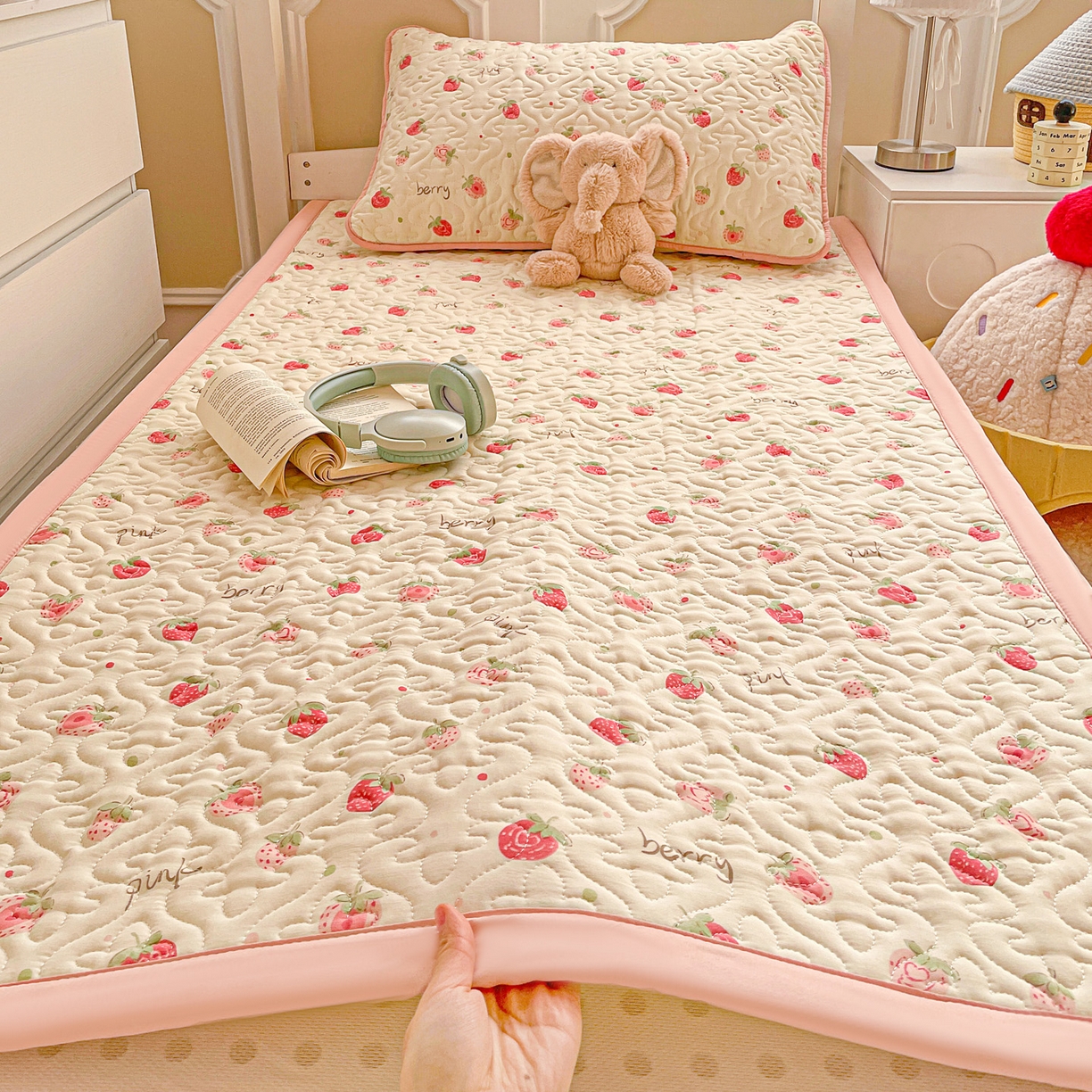 纽缦家纺 2026春夏新款A类水洗棉夹棉学生床垫 草莓冰