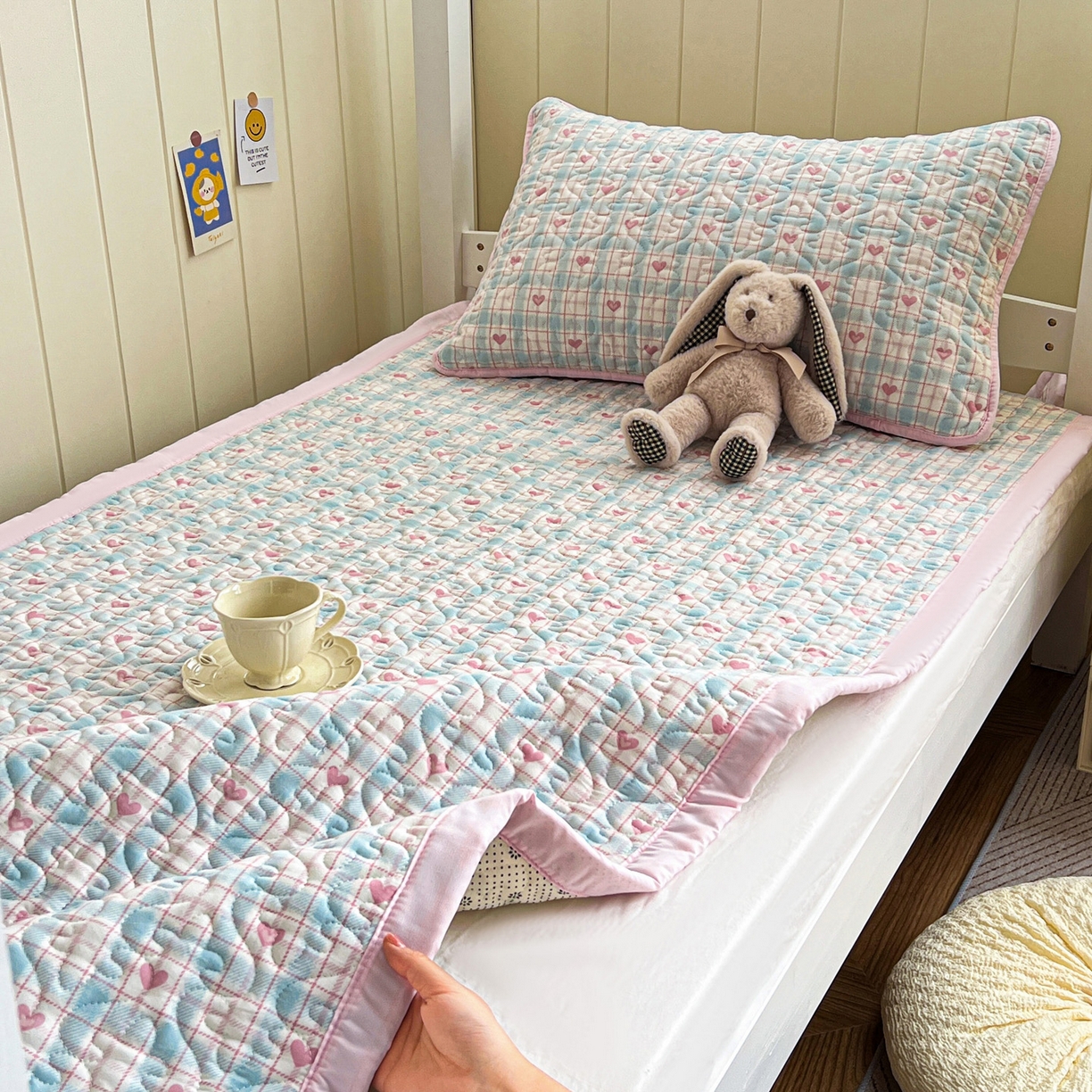 91家纺网 家纺一手货源 找家纺 纽缦家纺 2026春夏新款A类水洗棉夹棉学生床垫 温暖粉心