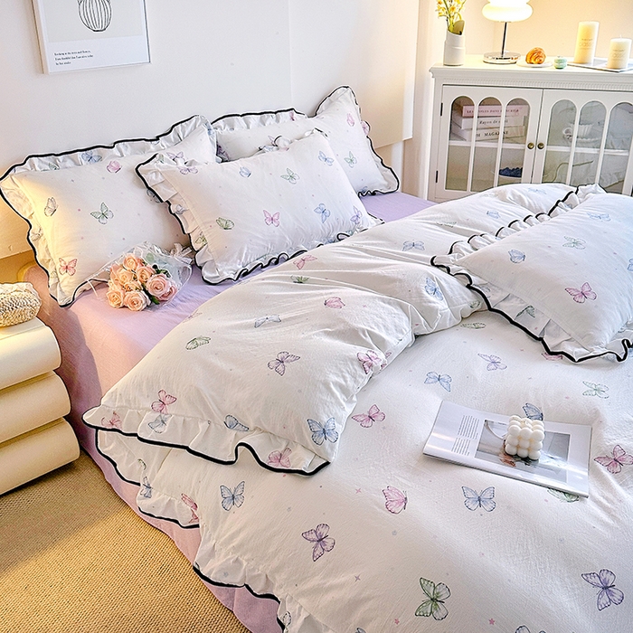 91家纺网 家纺一手货源 找家纺 绘萱家居 2026直播爆款云感皱皱纱双层纱皱皱棉花边四件套印花水洗棉 炫彩蝴蝶