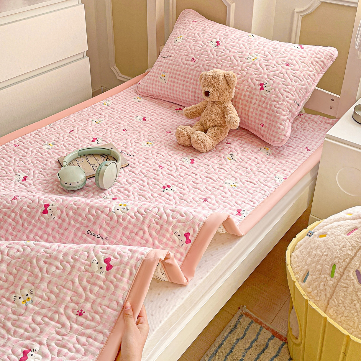 91家纺网 家纺一手货源 找家纺 纽缦家纺 2026春夏新款A类水洗棉夹棉学生床垫 宅宅猫爪粉