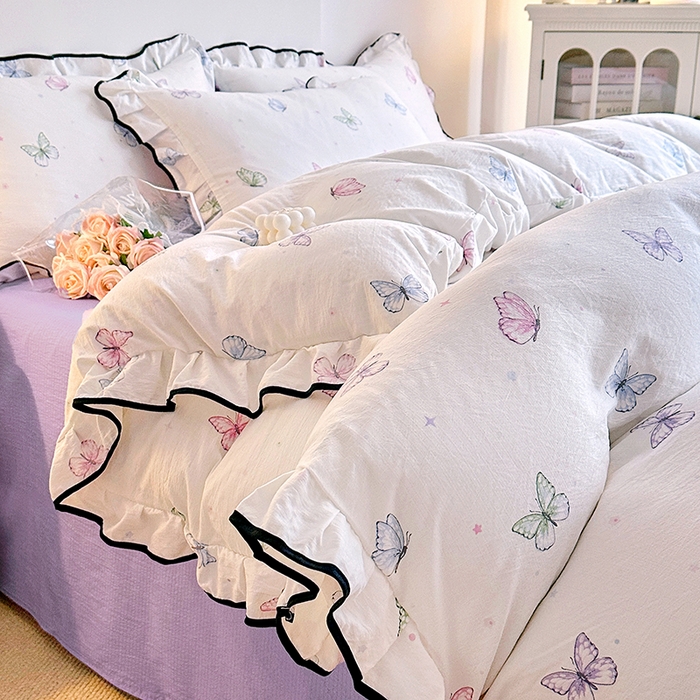 91家纺网 家纺一手货源 找家纺 绘萱家居 2026直播爆款云感皱皱纱双层纱皱皱棉花边四件套印花水洗棉 炫彩蝴蝶