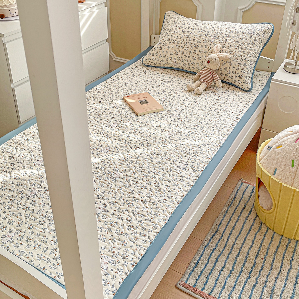 91家纺网 家纺一手货源 找家纺 纽缦家纺 2026春夏新款A类水洗棉夹棉学生床垫 安妮的兔