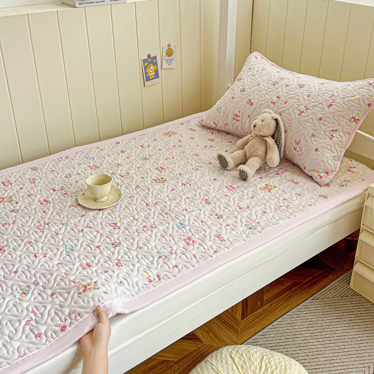 91家纺网 家纺一手货源 找家纺 纽缦家纺 2026春夏新款A类水洗棉夹棉学生床垫 软糖猫