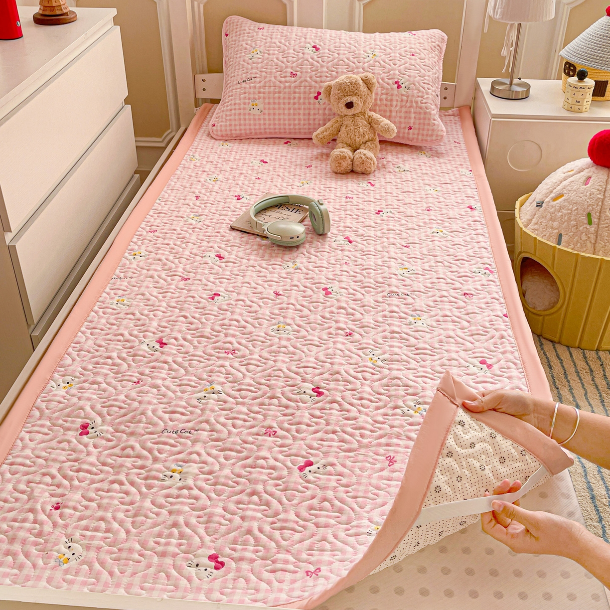 91家纺网 家纺一手货源 找家纺 纽缦家纺 2026春夏新款A类水洗棉夹棉学生床垫 宅宅猫爪粉