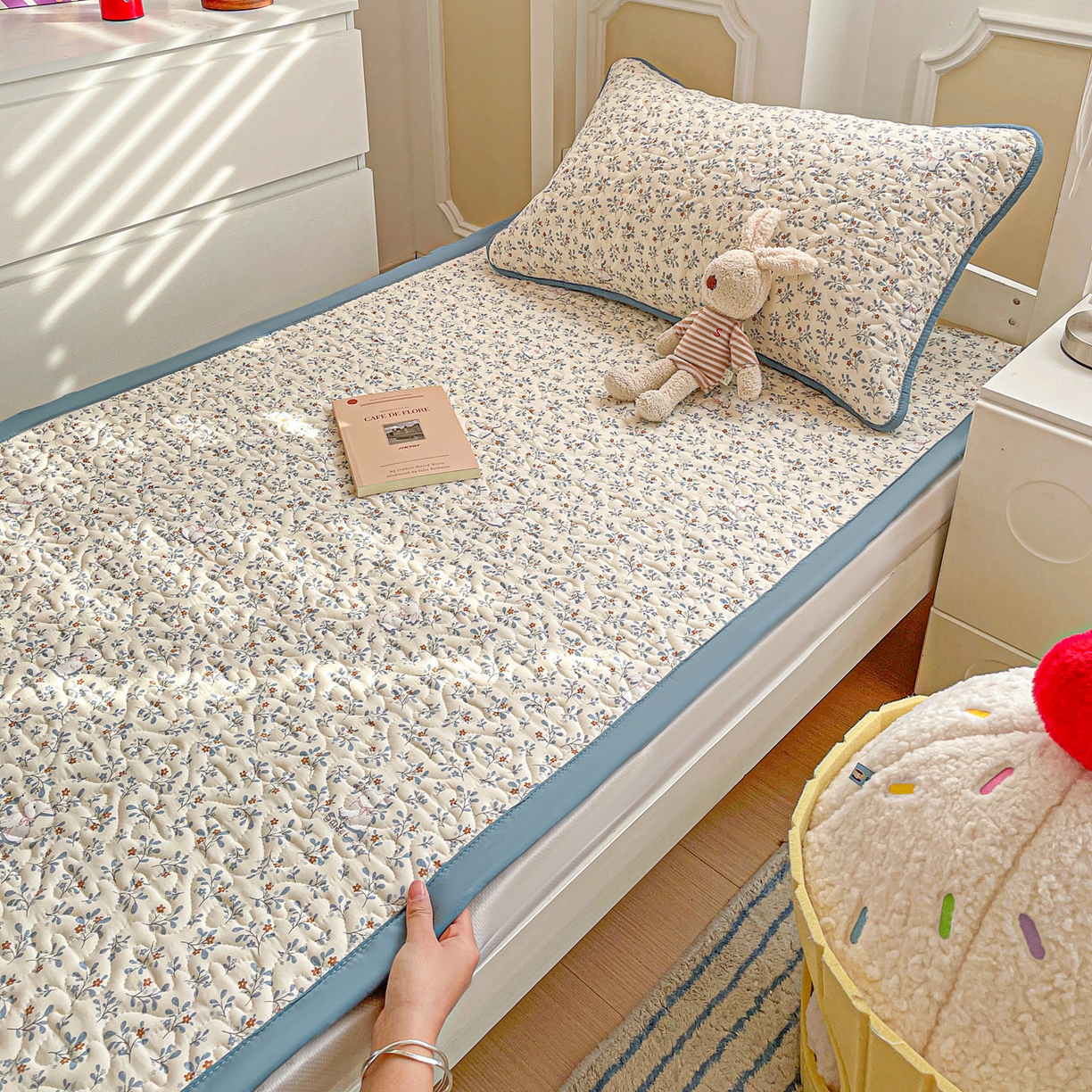 91家纺网 家纺一手货源 找家纺 纽缦家纺 2026春夏新款A类水洗棉夹棉学生床垫 安妮的兔