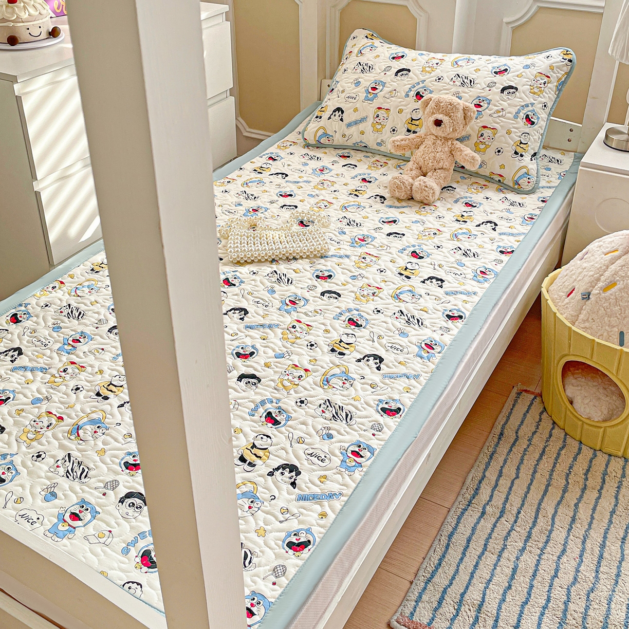 91家纺网 家纺一手货源 找家纺 纽缦家纺 2026春夏新款A类水洗棉夹棉学生床垫 萌萌小叮当