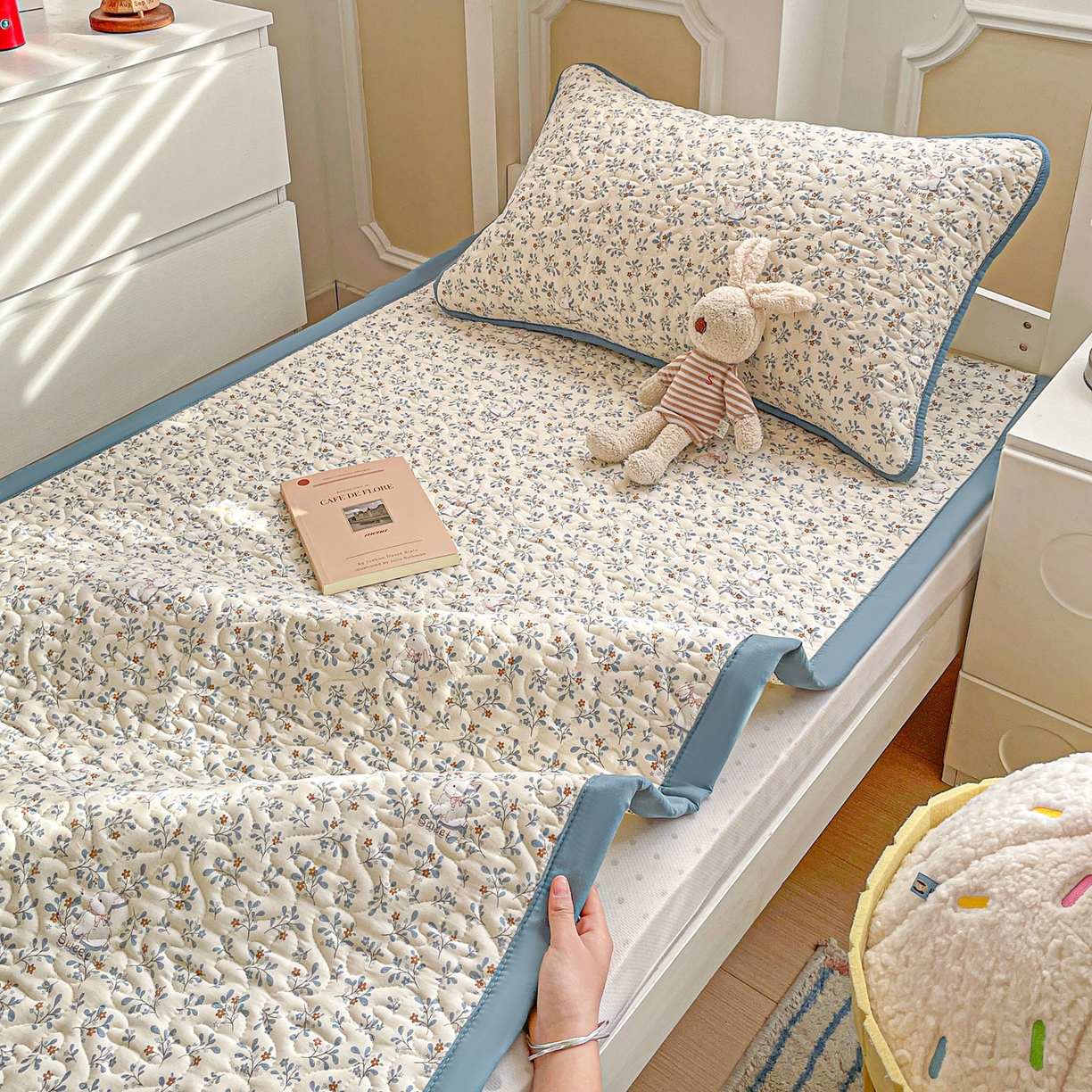 91家纺网 家纺一手货源 找家纺 纽缦家纺 2026春夏新款A类水洗棉夹棉学生床垫 安妮的兔