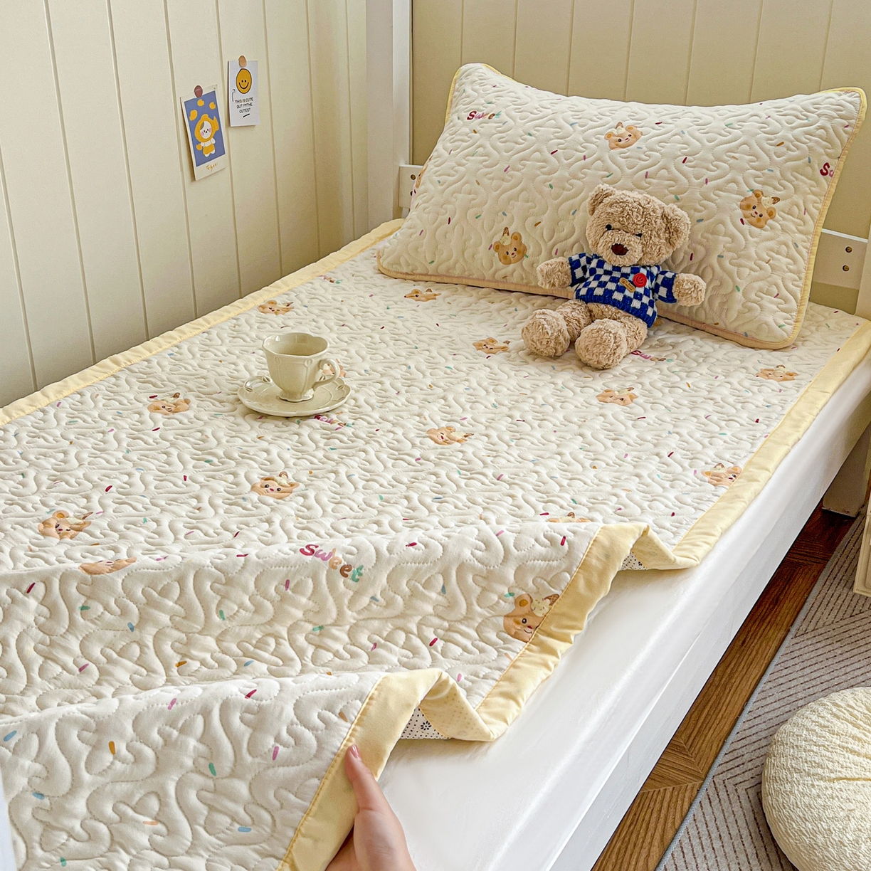 91家纺网 家纺一手货源 找家纺 纽缦家纺 2026春夏新款A类水洗棉夹棉学生床垫 小熊冰淇淋